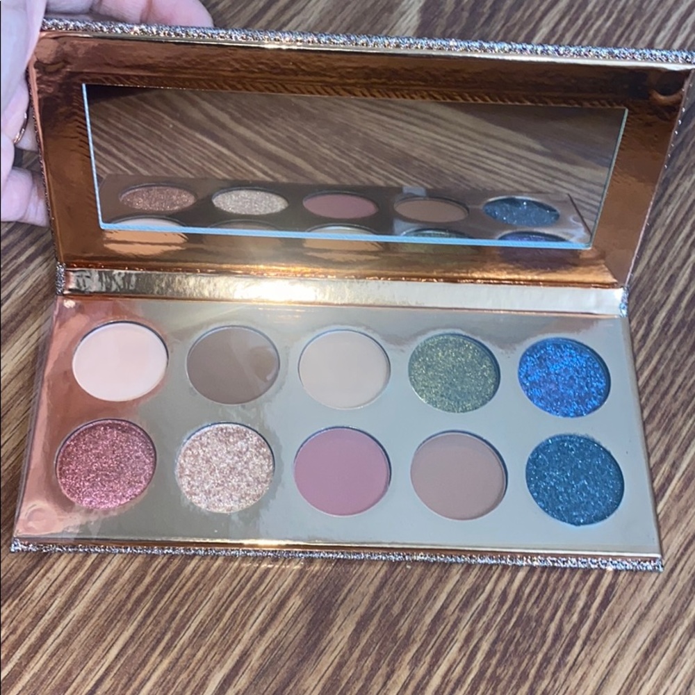 Dose of colors Friendcation palette